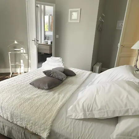 D'hotes- Aux Oiseaux Bed & Breakfast 4*